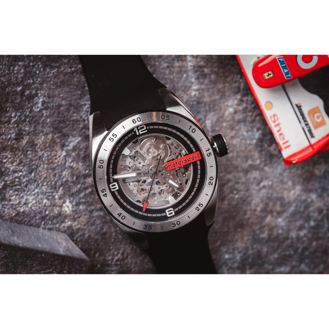 Motorsport Turbo Automatic Uhr, Detail von Zifferblatt und schwarzen Zeigern über dem Werk