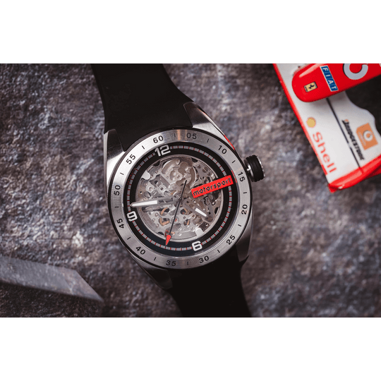 Motorsport Turbo Automatic Uhr, Detail von Zifferblatt und schwarzen Zeigern über dem Werk