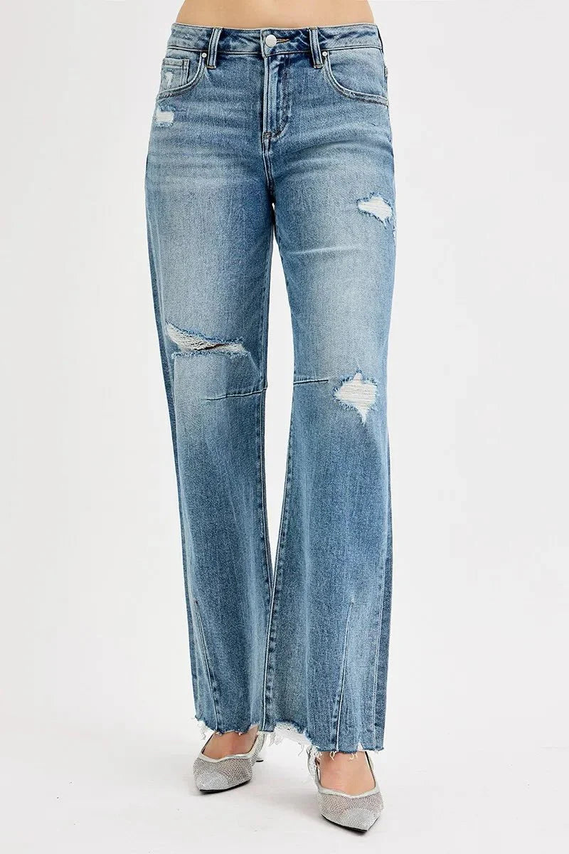 Rückansicht: Medium-wash Jeans mit weiten Baggy Beinen, Destroyed-Stellen und Taschenflicken