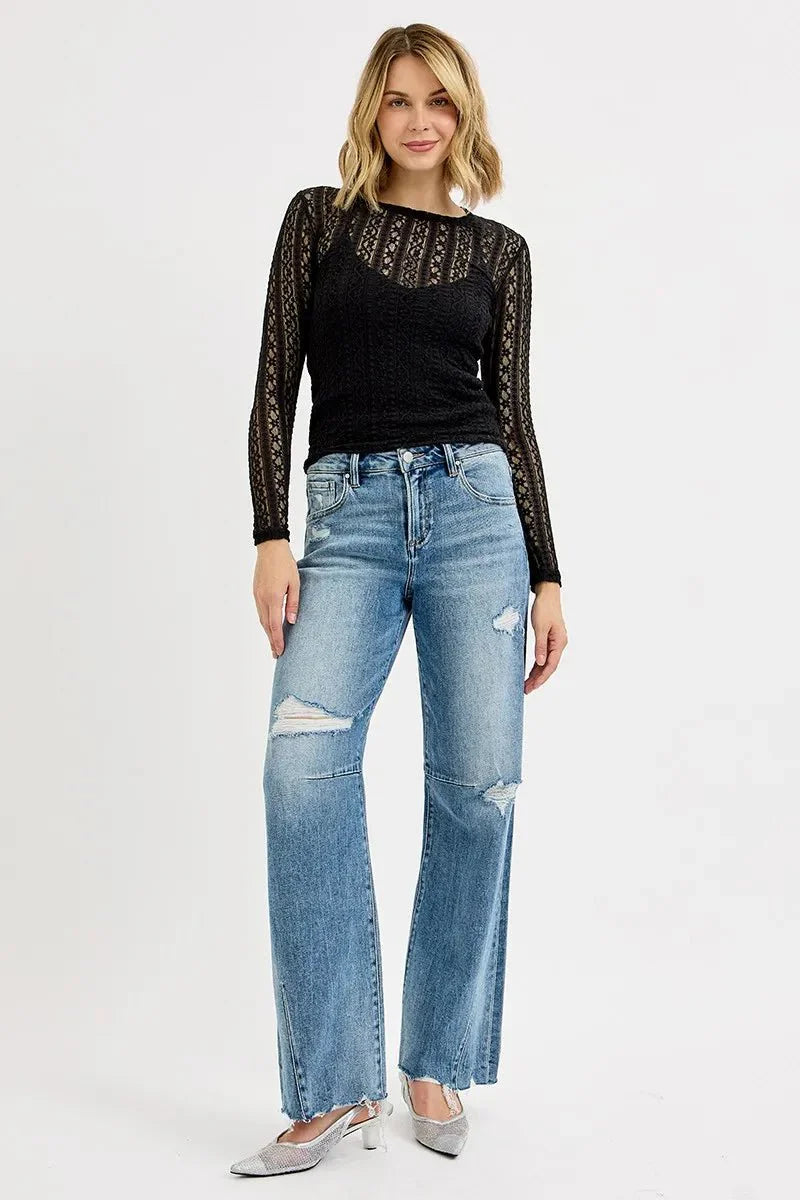 Jeans an Modell getragen: Medium-wash, Mid-Rise, weite Baggy Beine mit Patch-Details