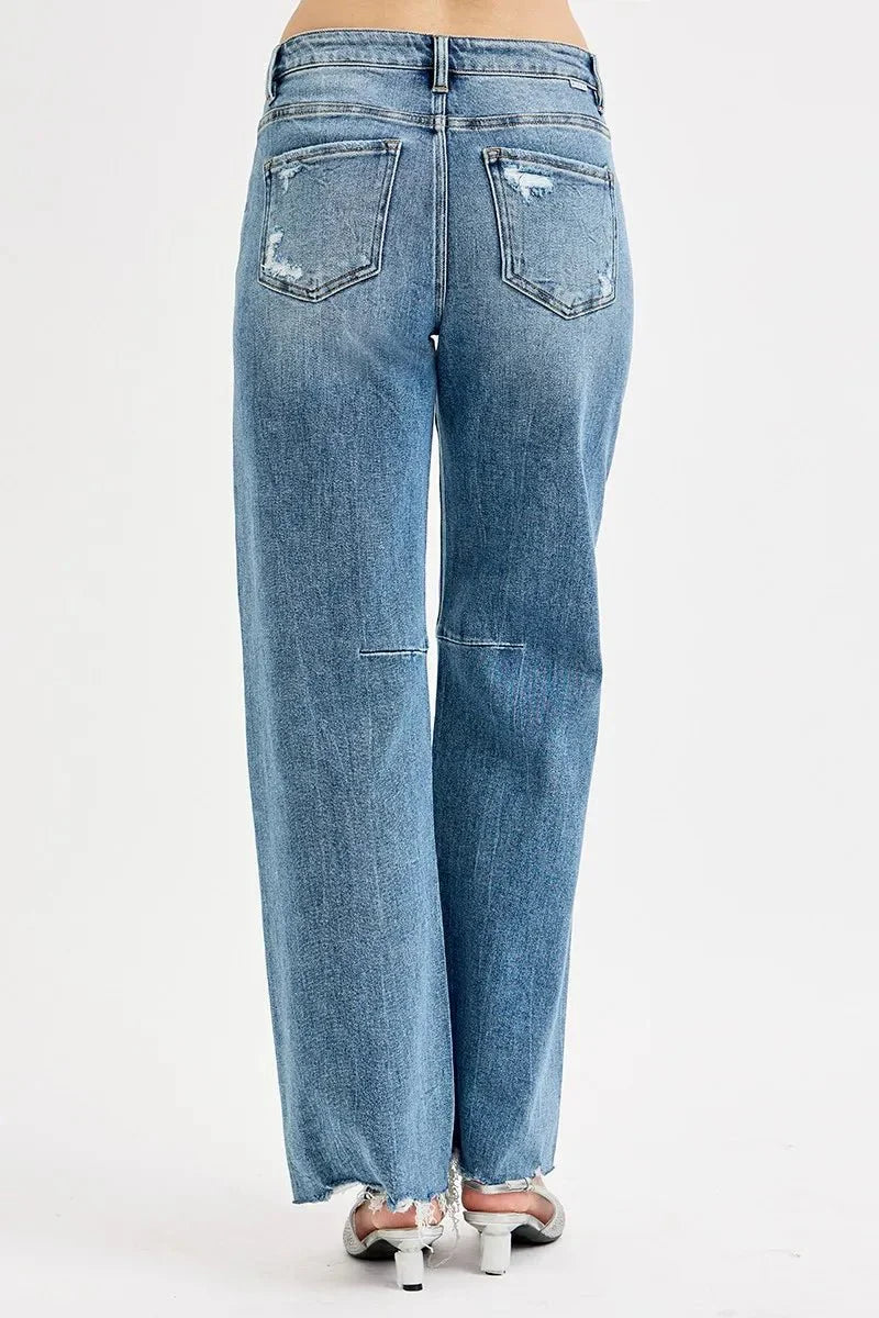 Rückansicht Jeans, Medium Wash, Gesäßtaschen, weites Baggy Fit, ausgefranster Saum