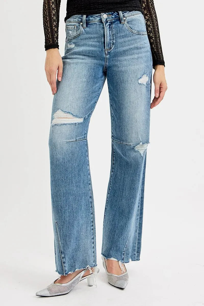 Medium-wash Jeans, Mid-Rise, weite Baggy-Beine mit zerrissenen Partien und Flicken