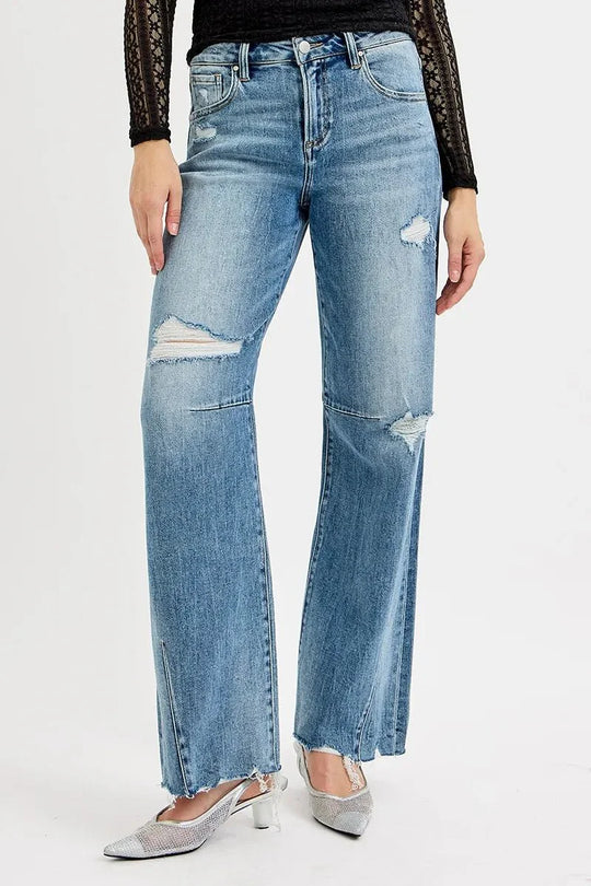 Medium-wash Jeans, Mid-Rise, weite Baggy-Beine mit zerrissenen Partien und Flicken