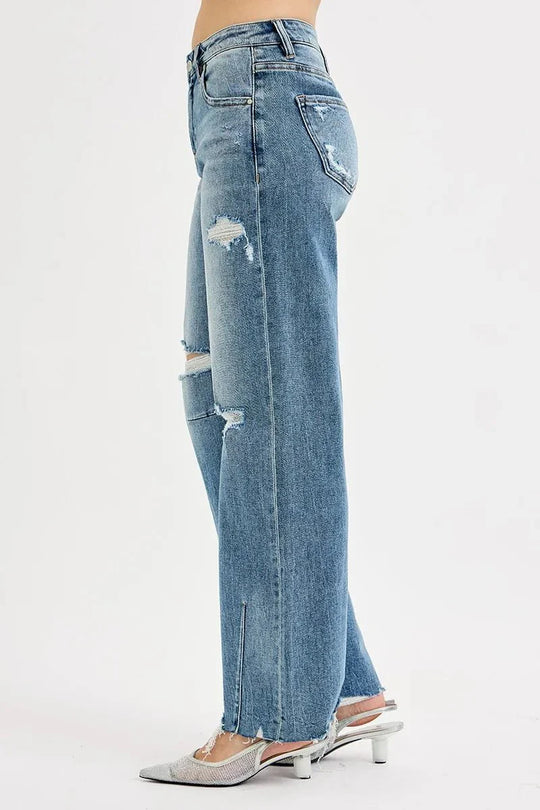 Jeans seitlich: Medium Wash, Mid-Rise, weites Baggy Bein mit großen ausgefransten Rissen