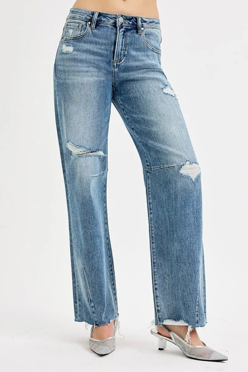 Jeans in Medium Wash, weites Baggy Bein, Mid-Rise, ausgefranste Saumkante, Destroyed