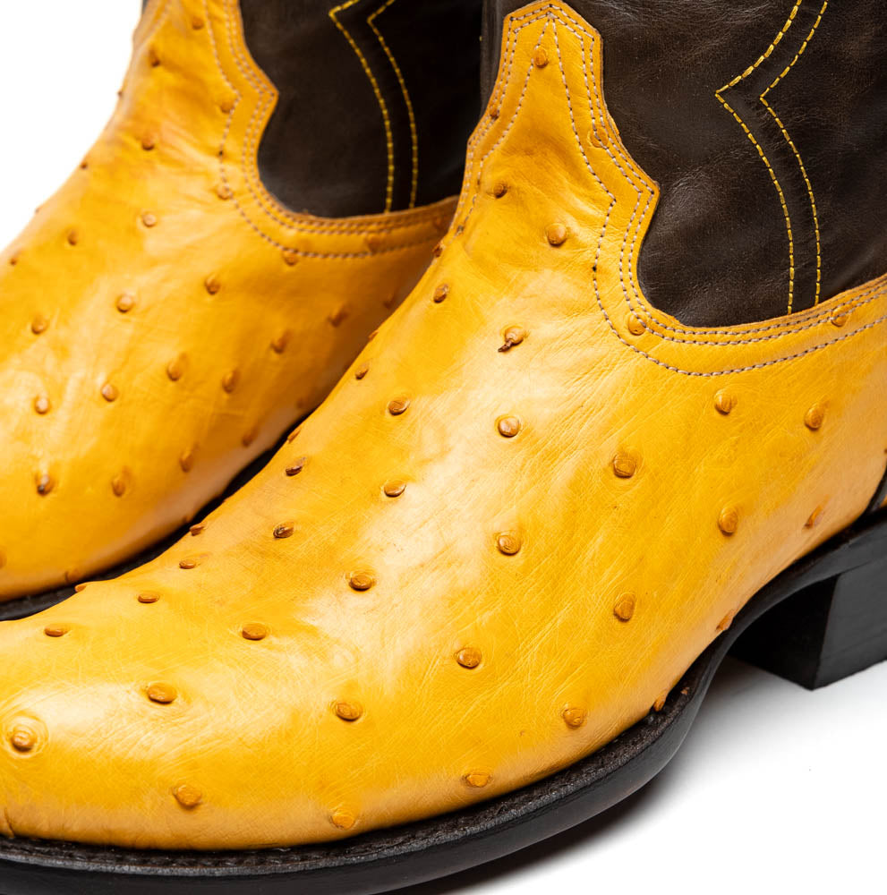 Dettaglio stivale Savannah Buttercup: pelle gialla con cuciture decorative e borchie