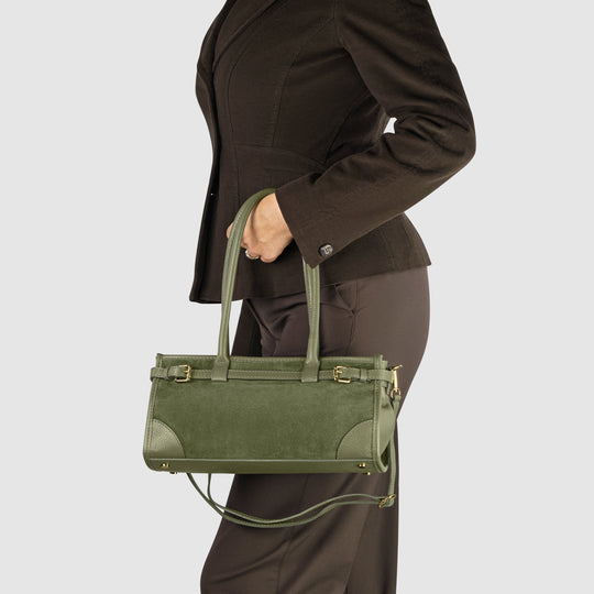 Schultertasche in Olivgrün, Wildleder-Front mit Kalbslederkanten und verstellbarem Umhängegurt