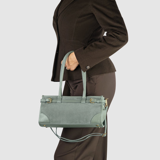 Schultertasche in Grau, Wildlederfront mit Umhängegurt und Goldbeschlägen am Verschluss